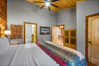 Charming & Private Mountain Cabin Near the Park with Pool and Fitness Access