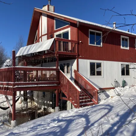 Modern Chalet -AC, hot tub, sauna + pets welcome