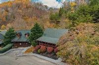 New 4K TV and Air hockey table! Center Pigeon Forge,hot tub, pet, entire cabin!