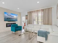 4BR Oasis w/heated pool & arcade!  Pet friendly, groups, couples & families!