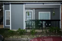 Urban, cozy living on Far North Dallas, Condo Pet-Friendly