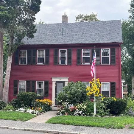 Historic Apartment in Bristol R.I. Отели в г. Бристоль