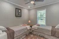 Midterm / Pet Friendly / Back Yard / Close to Square / Free Parking / WiFi / BBQ Hotel a Granbury