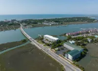 Charleston’s Folly! - King Suite, Pool, Balcony, Walk to Center St!