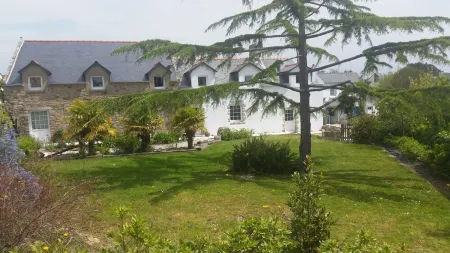 AU FIL DE L 'EAU, Cottage in southern Brittany, located along the RIA of Etel, Morbihan Отели в г. Плуинек