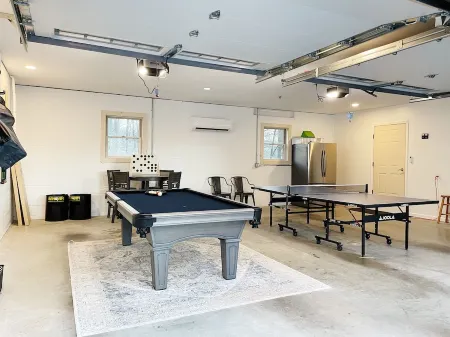 Sleeps 19+ with Hot tub, Game Room & Swing Set