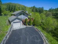Blue Ridge Daze ~ Mtn Vista, Fireplace, Fire Pit, Pet Friendly, 30 Mins to Avl.