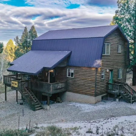 3 BDRM comfy cabin - centrally located to Bryce & Zion. Central air and Heating
