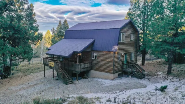 3 BDRM comfy cabin - centrally located to Bryce & Zion. Central air and Heating