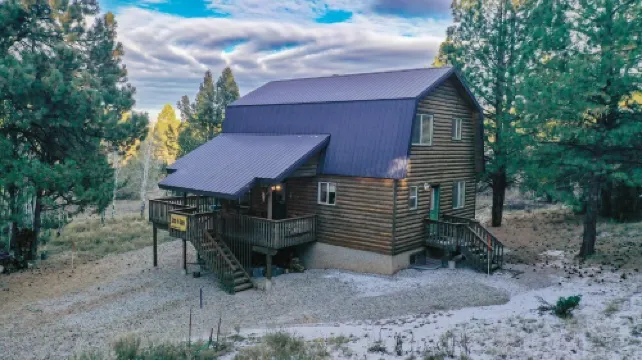 3 BDRM comfy cabin - centrally located to Bryce & Zion. Central air and Heating