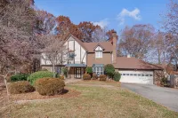 Spacious Estate - Pool, Games, Karaoke, Sleeps 16!