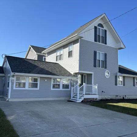 *Rooftop Deck! *Newly Renovated w/ Modern Amenities. 2 blocks to beach AND bay!!