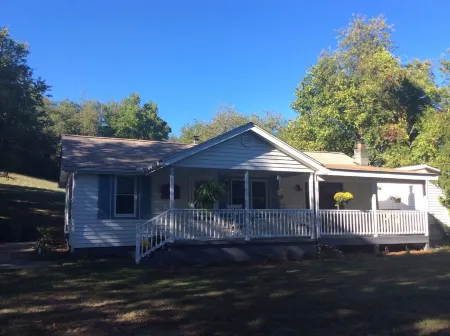 Robena's Place; Just 7 miles to Biltmore House or Downtown Asheville. Отели рядом с достопримечательностью «Chatlos Memorial Chapel»