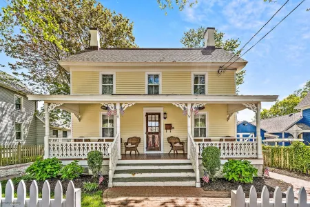 Sea Horse Cottage-5 Bedrooms, 3 Full Baths, 2 Half Baths, Sleeps 13