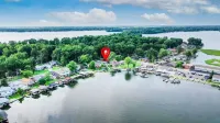 Phoebe’s Waterfront Lakehouse . Close to Mad River Mountain Skiing & Cranberry's Hotels in Stokes Township