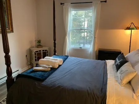 *New*Magical,Mountain lakehouse w creek/hottub/fireplace/sauna/boat/gameroom/4br