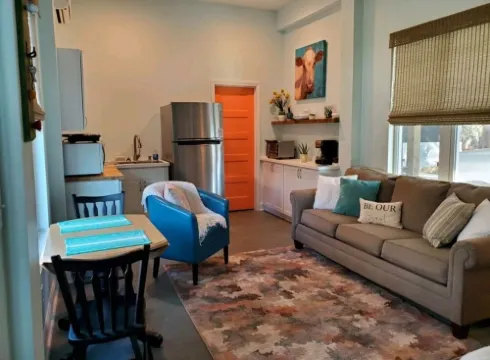 Studio - direct 2 min beach walk with public access end of street.