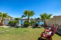 Lake House! Paddleboat, kayaks, fire pit, bikes, fish! fountain&mountain views!