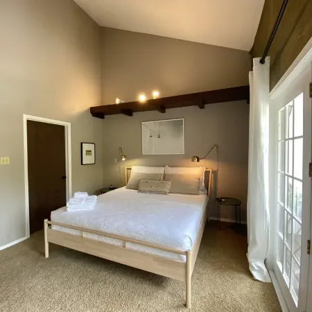 Ski-in/Ski-Out, Steps to Lifts, 1 Block to Downtown, Updated & Clean