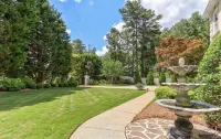 Sunrise Villa - 7000 sf: 5 king/1 queen/7 single beds, heated pool, great views Hotels near Phantom Fireworks of Buford