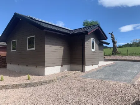 Woodburn Lodge With Private Hottub,  Smart tv with Wifi, Veiws To Mabie Forrest Отели в г. Дамфриз