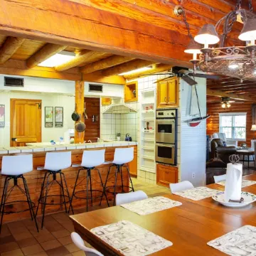 Cozy Log Cabin - Lakefront 2 Boat Lifts 2 Jet Ski Lift FirePit 1Gig WiFi Отели в г. Ливингстон