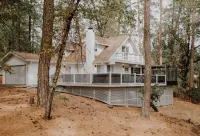 Villa Nosoni-Nestled between trees near Lake Shasta.