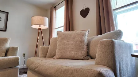 Cozy Central Downtown 2BD Unit Close to Elm & 93