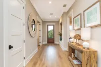 Great Fall/Winter Rates/Rooftop/Pool/Luxury/3 Minute to Beach/Near Sullivan's