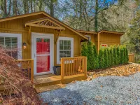 Mirror Lake Red Door Guest House-On Mirror Lake and 1.2 Miles from Main Street! Hotels in Highlands