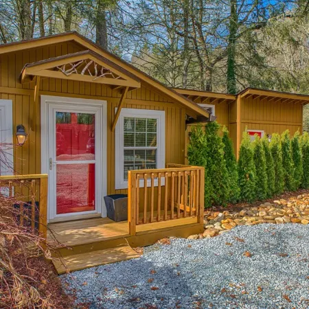 Mirror Lake Red Door Guest House-On Mirror Lake and 1.2 Miles from Main Street!