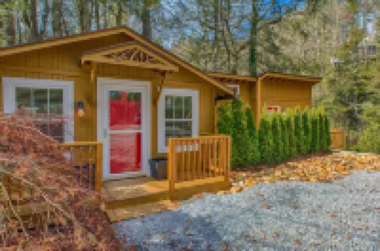 Mirror Lake Red Door Guest House-On Mirror Lake and 1.2 Miles from Main Street!