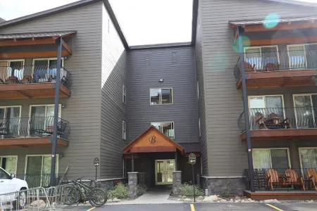 4 BR Mountain Side Condo with Heated Pool and Hot Tub! Sleeps 9