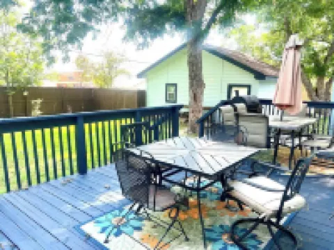 Spacious Victorian w/Game Room & Hot Tub Hotels in Pflugerville