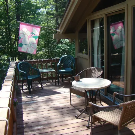 PERFECT LOCATION !!  ONE MILE FROM NORTH CONWAY WITH A SECLUDED FEEL !!