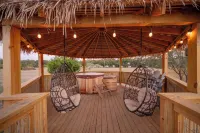 Cockatoo Yurt/Cold A/C! Hot Tub/Grill/Close to Town/River Yurt Village - シャレー