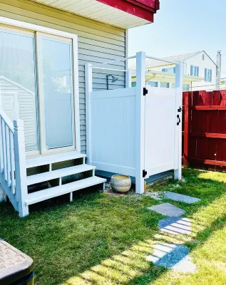 Newly Renovated 3BD/2BTH, 1 BLK to Beach