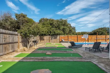 Central Obx - Pool, Beach, Mini Golf, 2 Suites, Patio, Relax in the Outer Banks Отели в г. Китти-Хок