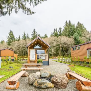 Rainforest Tiny Home Retreat: Industrial