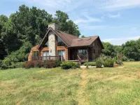 Charming 2-bedroom cabin close to Fair Hill on horse farm