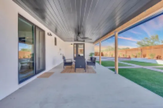 Spacious 4-bedroom Modern House with Gorgeous Mountain Views