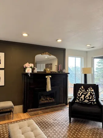 The Treehouse: Spacious Retreat with Theater Room, Fire Pit & Mountain Views