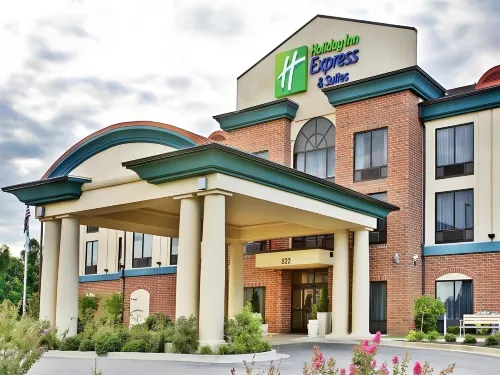 Holiday Inn Express & Suites DYERSBURG by IHG - Parkplatz