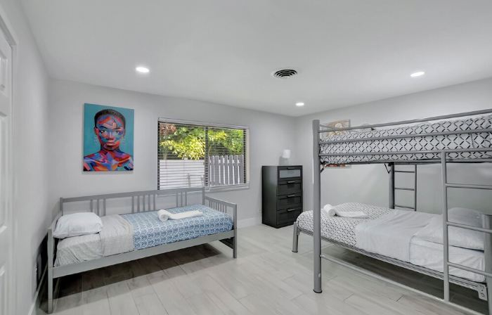 Gorgeous spacious  2bd 2bath sleeps 6 private yard, parking, gas grill, dogs ok