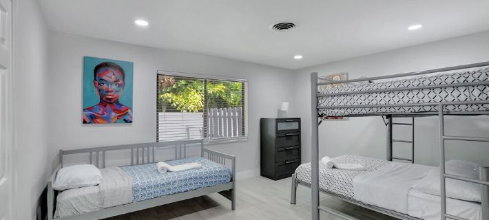 Gorgeous spacious  2bd 2bath sleeps 6 private yard, parking, gas grill, dogs ok Hotels in Delray Beach