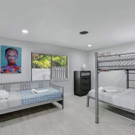 Gorgeous spacious  2bd 2bath sleeps 6 private yard, parking, gas grill, dogs ok