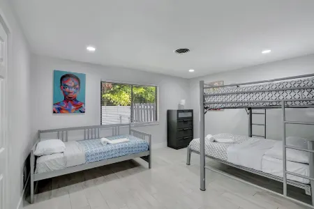 Gorgeous spacious  2bd 2bath sleeps 6 private yard, parking, gas grill, dogs ok