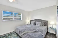 Bright Pompano Beach Aparthotel: Poolside Bliss Just Steps from the Shore!