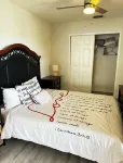Updated luxury 4 Bed W/ KING Bed, FREE Heated Pool, Central Location 포트 샬로트 비치 공원 주변 호텔