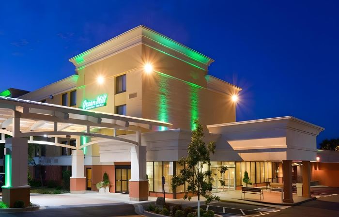 Holiday Inn BLMGTN ARPT SOUTH - MALL AREA by IHG